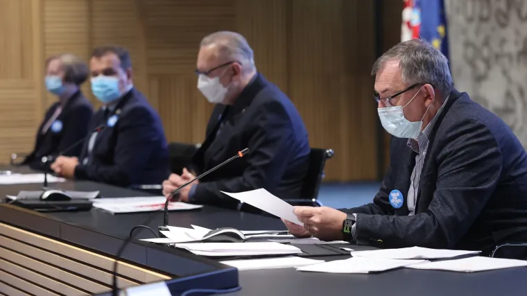 Na upit za&scaron;to kada oni kr&scaron;e mjere je u redu, a kada drugi to rade nije Bero&scaron; je odgovorio da sprovod Tuđmana nije izgledao tako lo&scaron;e