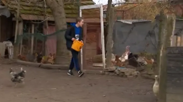 Neki mu se i smiju: 12-godi&scaron;njak se sam brine o farmi s vi&scaron;e od 100 životinja. Poslije &scaron;kole baca torbu i radi u &scaron;tali