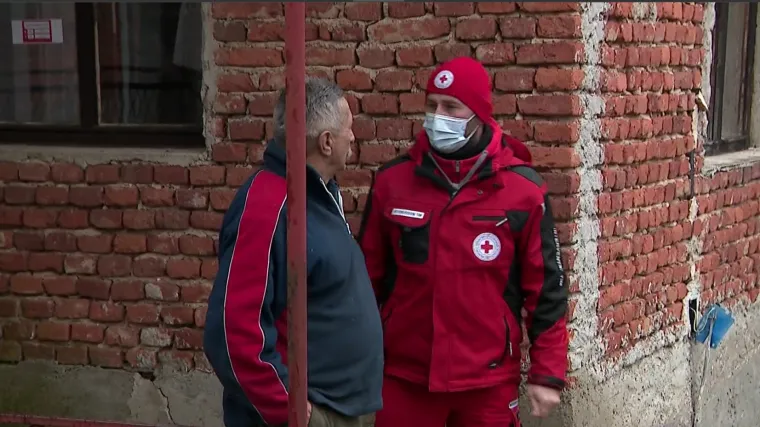 Neki su na njih bacili ljagu, ali 160 volontera Crvenog križa i dalje je na terenu: Nose odjeću i hranu, ispunjavaju obrasce...