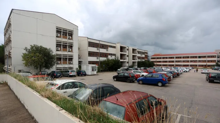 Drama na splitskom sudu: Nije htio staviti masku pa napao policajca. Svladala ga je straža...