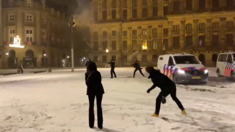 VIDEO Snimka grudanja policajaca u Amsterdamu izazvala je brojne reakcije: Vlasti kažu kako su se kr&scaron;ile mjere