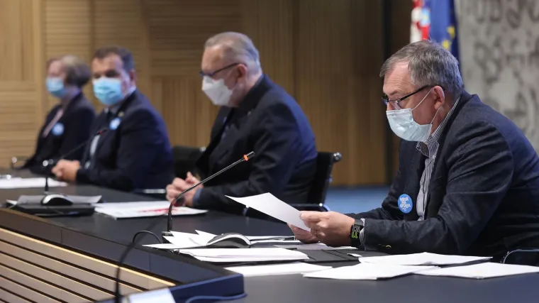 Preminulo je 26 ljudi; 'Zbog novih sojeva trebalo bi nositi kvalitetnije maske'