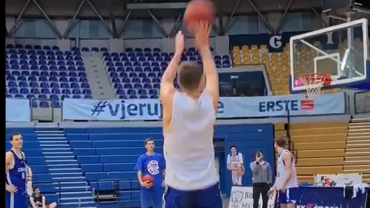 Dok su trener i suigrač davali izjave on utrpao 86 trica zaredom