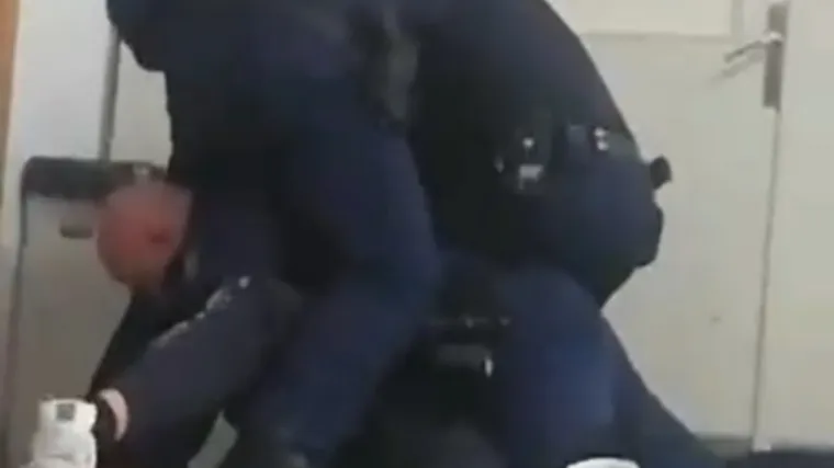 VIDEO Palicama i suzavcem policajci po mladiću na sudu jer nije imao masku: 'Moj se ćaća borio za ovu državu, jeste li vi normalni?'