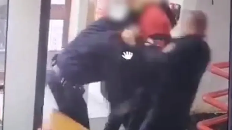 VIDEO Nove snimke nadzorne kamere sa suda pokazuju &scaron;to se točno dogodilo tijekom sukoba pravosudnih policajaca i mladića