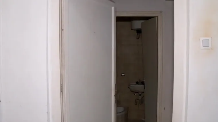 Na podu opu&scaron;ci, u kuhinji prljavo posuđe, zidovi puni vlage. Potraga otkriva kako izgledaju stanovi koje prodaje država