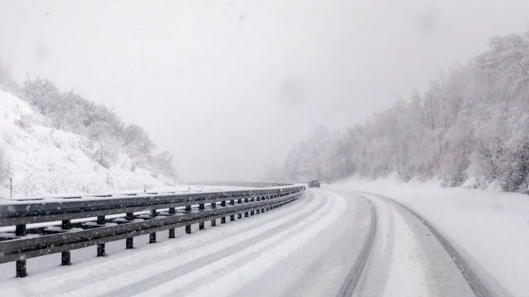 Kakva ideja! Umjesto solju snježne povr&scaron;ine posipaju talogom kave: 'Dobro je i za pse'
