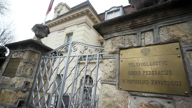 Hrvati opsjedaju rusko veleposlanstvo: Žele doći do njihovog cjepiva protiv koronavirusa