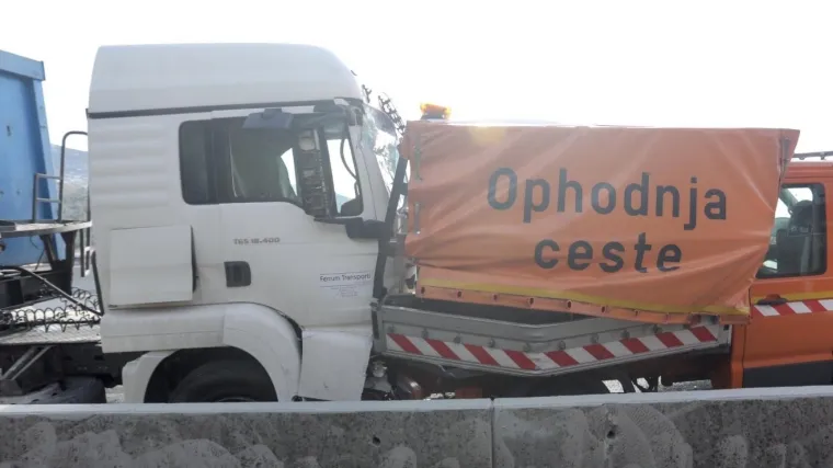 Kamion naletio na vozilo ophodnje - poginuo jedan muškarac, drugi je u bolnici