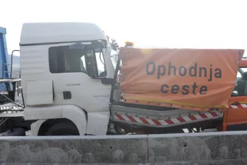 Kamion naletio na vozilo ophodnje - poginuo jedan muškarac, drugi je u bolnici