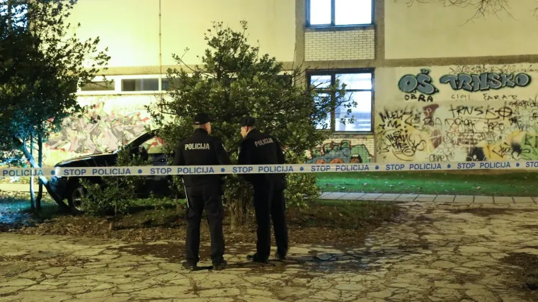 Policija ga lovila od Avenije Dubrovnik, a on se zabio u drvo ispred škole; djeca trčala pred autom