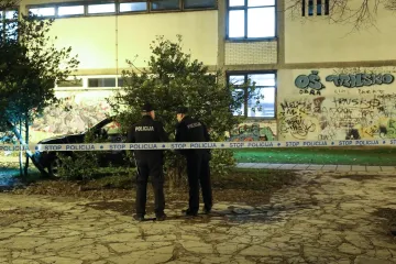 Policija ga lovila od Avenije Dubrovnik, a on se zabio u drvo ispred škole; djeca trčala pred autom