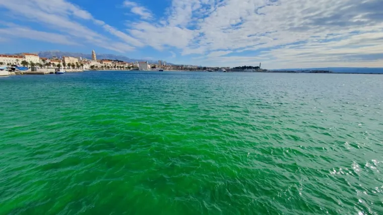 More kod Splita postalo fluorescentno-zelene boje, stigla je i policija