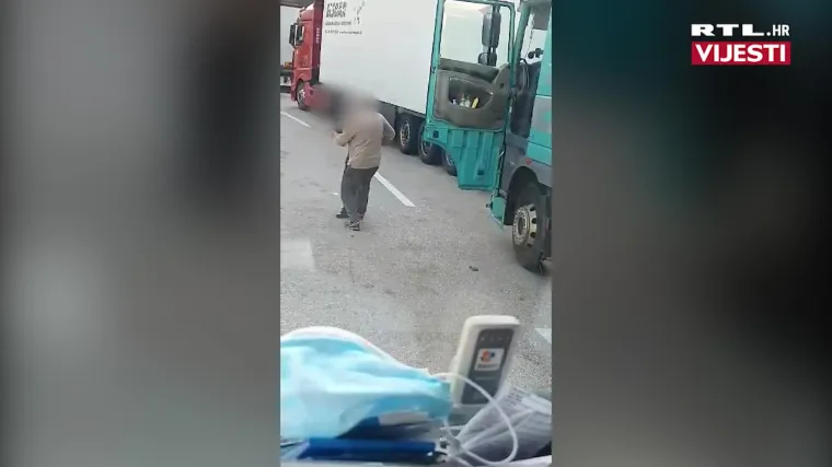 VIDEO bizarnog incidenta: Pogledajte kako se carinik nagurava s vozačem kamiona! Je li ovakvo pona&scaron;anje dostojno uniforme RH?