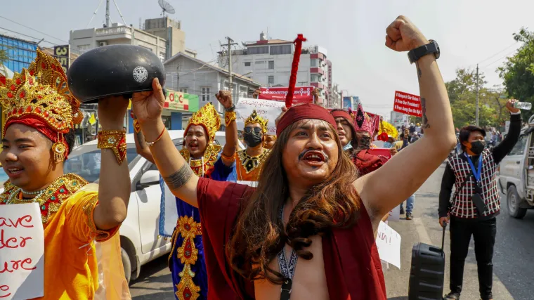 Stotine tisuća prosvjednika u Mijanmaru: Troje je ustrijeljeno, a jednom je policija razbila glavu