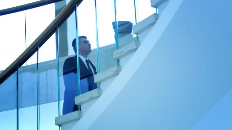 Opsjednut sobom, u krizi identiteta, juri&scaron;a na babe, a ne dira moćne muževe