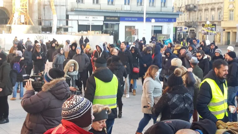 VIDEO Na Trgu bana Jelačića prosvjed protiv Stožera i mjera: 'Političari, skinite maske!'