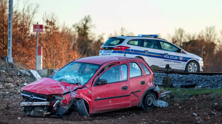 Te&scaron;ka nesreća na pružnom prijelazu u Svetom Petru u &Scaron;umi: Vlak naletio na vozilo, ozlijeđen vozač