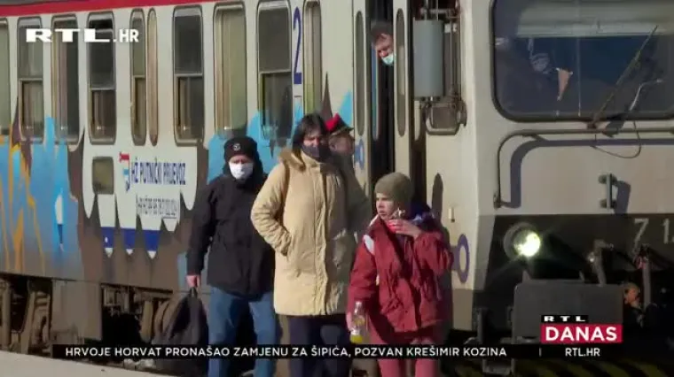 Nevjerojatna prometna kod Pazina: Vlak udario automobil, vozač s 2,35 promila samo ludom srećom ostao živ