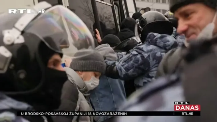 Prosvjedi u Rusiji, tenzije i dalje traju. Brutalno priveden novinar koji je pisao o prosvjedima