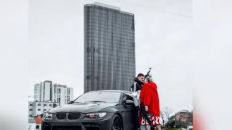 Policija je privela splitske influencere: Slikali su se s pu&scaron;kom kraj BMW-a Jo&scaron;ka Keruma