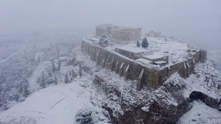 VIDEO Ovo se rijetko viđa: Kaos u Grčkoj zbog snijega, zabijelila se i Atena i otoci