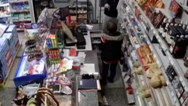 Mladić koji je poku&scaron;ao opljačkati trgovinu, ali ga je djelatnica spriječila, imao je plastičan pi&scaron;tolj