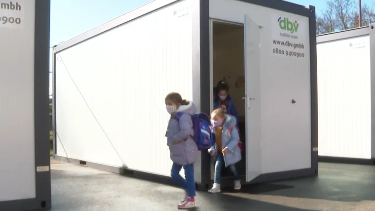 Neke učionice na Banovini malo su drugačije nego prije: 'Sretni smo &scaron;to smo krenuli, makar i u kontejneru'