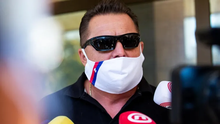 'Dok on jede, igra se, trenira i zafrkava, moj sin i ova dvojica momaka se raspadaju u grobu...'