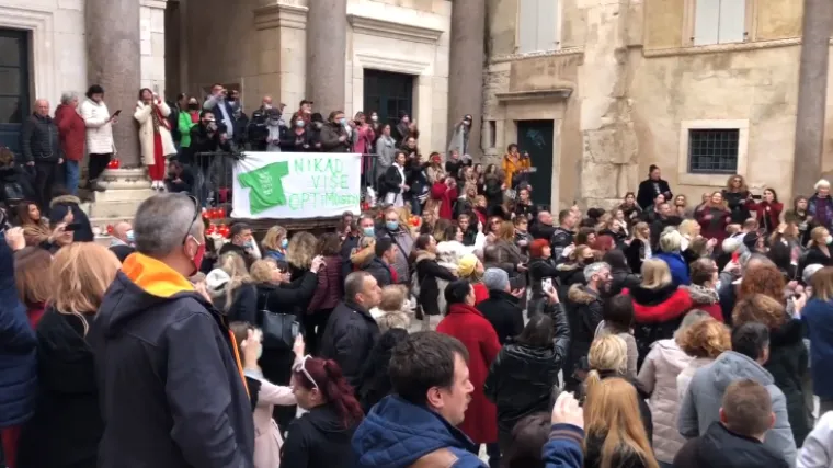 Split se oprostio pjesmom, večeras okupljanje u Zagrebu