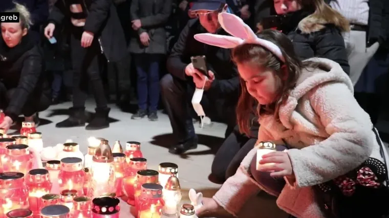 Građani se oprostili s legendarnim glazbenikom. Pjevali njegove nezaboravne stihove, donosili svijeće, cvijeće i bijele pli&scaron;ane zečiće