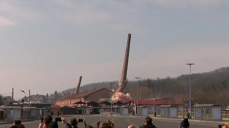 Povijesno ru&scaron;enje u metropoli: Kontroliranom eksplozijom uklonjeni 60-metarski dimnjaci zagrebačke ciglane
