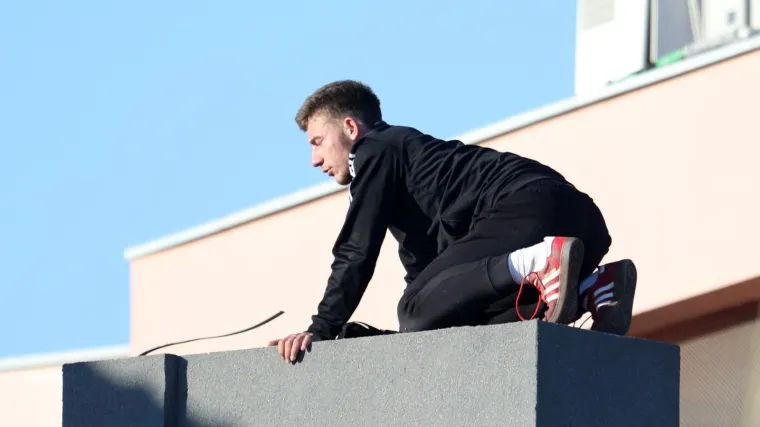 FOTO Drama u Vodicama: Mlađi mu&scaron;karac prijetio da će se baciti sa zgrade