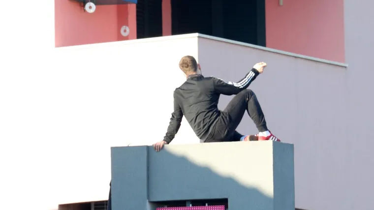 Prijetio je da će se baciti, policija ga je uspjela nagovoriti da se preda