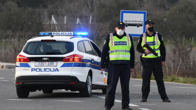 Mladić se u Vodicama popeo na zgradu i prijeti da će se baciti