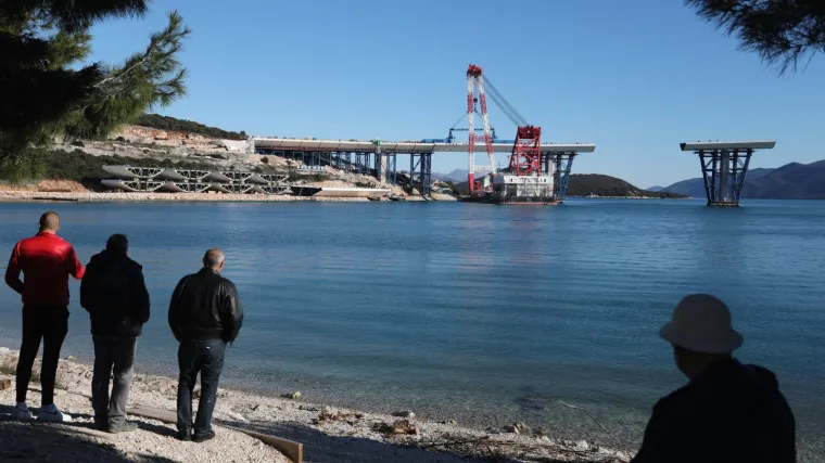 VIDEO Poslu&scaron;ajte vrhunski hrvatski kibicerski savjet kineskim radnicima na Pelje&scaron;kom mostu