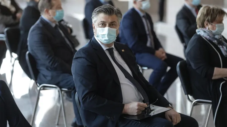 Plenković napao ugostitelja pa rekao da ne želi voditi polemiku s vlasnikom 'Tri majmuna'. Vlasnik riječkog kafića za RTL kaže da ga žele u&scaron;utkati