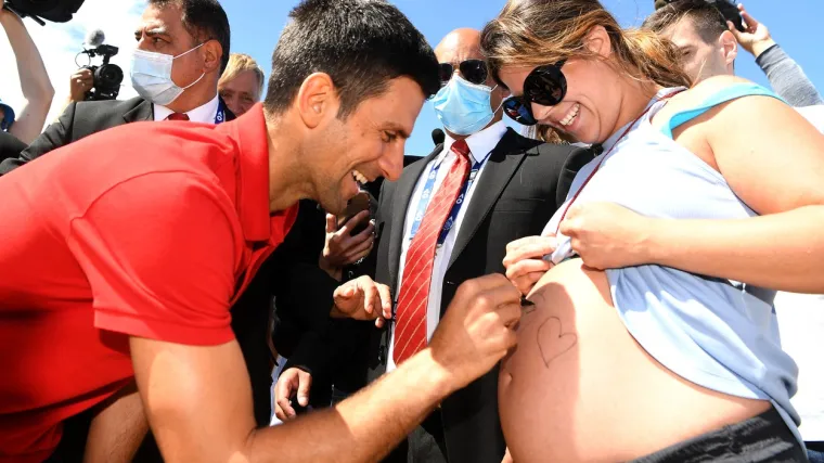 Evo &scaron;to je Đoković nacrtao i napisao trudnici na trbuh