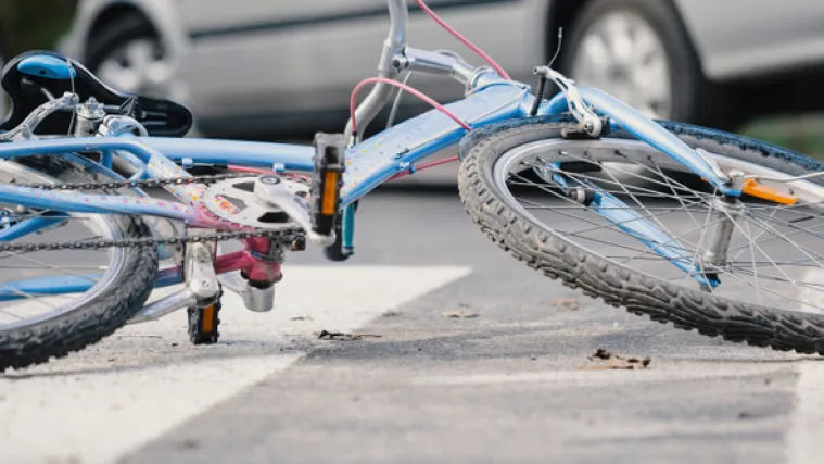 Pijan pobjegao s mjesta nesreće; Maloljetnik s bicikla u bolnici
