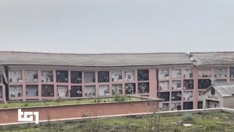 VIDEO Stanovnike &scaron;okirali plutajući lijesovi: Groblje u Italiji otklizalo u more