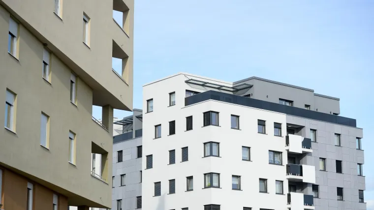 Gospodarstvo na koljenima, javni dug raste, krediti se sve teže vraćaju, a cijene nekretnina rastu. Za&scaron;to? HNB donosi odgovore