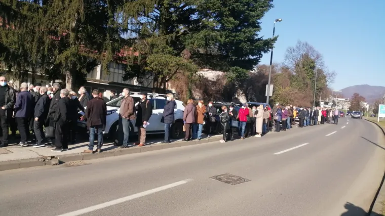 Kaos na početku druge faze cijepljenja: Brojni Zagrepčani od ranog jutra čekaju u redu za svoju dozu