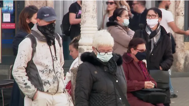 Godina korone, godina suživota s maskama. Jesu li se građani navikli ili ih i dalje svi mrze?