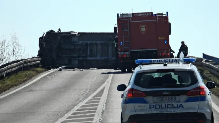 Jedna osoba poginula u sudaru dvaju automobila i kamiona