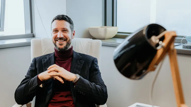 Poznati voditelj Ivan Vuku&scaron;ić radi nevjerojatne lampe: rad rukama smiruje i daje fokus