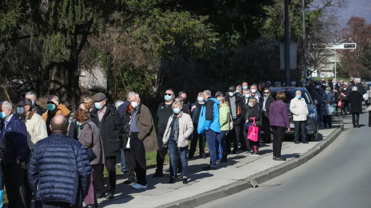 Mnogi se od ranog jutra žale na duga čekanja u nepreglednim kolonama