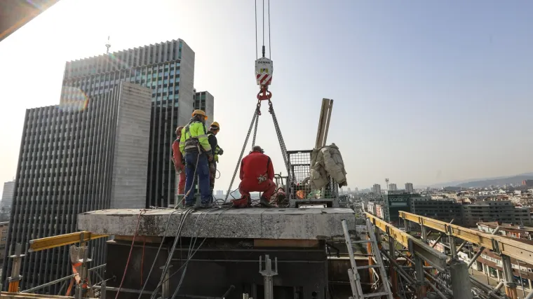 FOTO Građani će napokon moći odahnuti: Uklonjen posljednji komad nadstre&scaron;nice sa zgrade u Ulici grada Vukovara