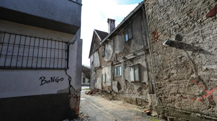 Petrinjci u&scaron;li u tajno skladi&scaron;te puno doniranog građevinskog materijala. Direktor tvrdi da su ga pospremili da ne pokisne