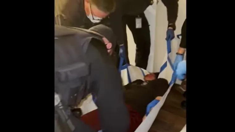 VIDEO Mladić preminuo nakon &scaron;to mu je policajac 5 minuta klečao na vratu: 'Molio je: nemojte me ubiti!'