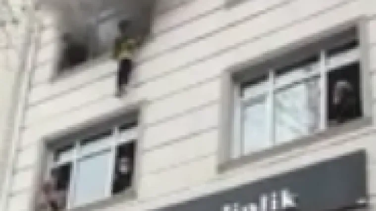 VIDEO Užasavajuća scena: Pogledajte kako je očajna majka spasila djecu baciv&scaron;i ih kroz prozor